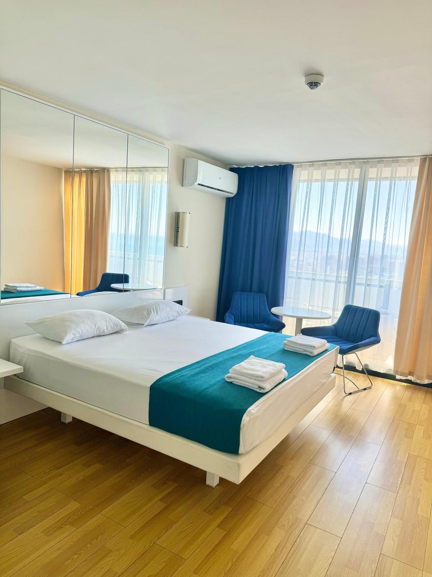 Lux Apartaments Batumi Exterior photo