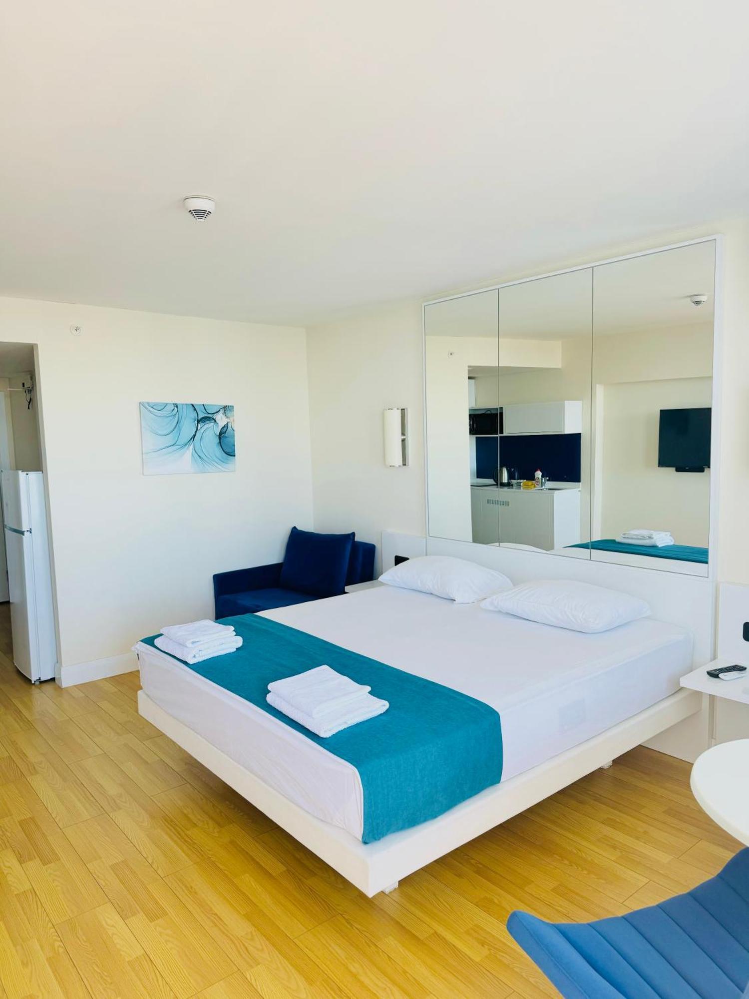 Lux Apartaments Batumi Exterior photo
